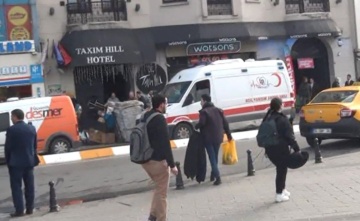 Taksim\'de Ambulansa Geçit Yok