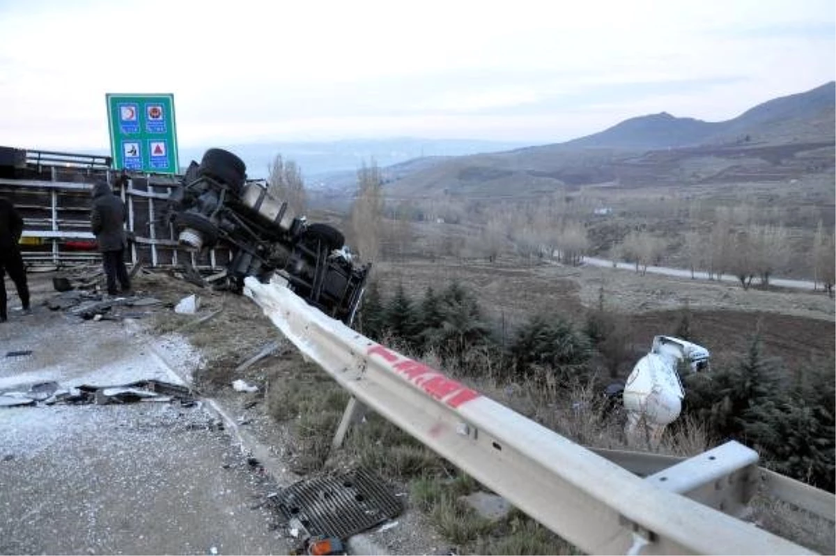 Tankere Çarpan Tır Devrildi, Sürücü Yaralandı