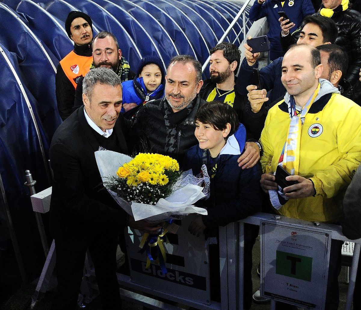 Taraftarlardan Yanal\'a Çiçek