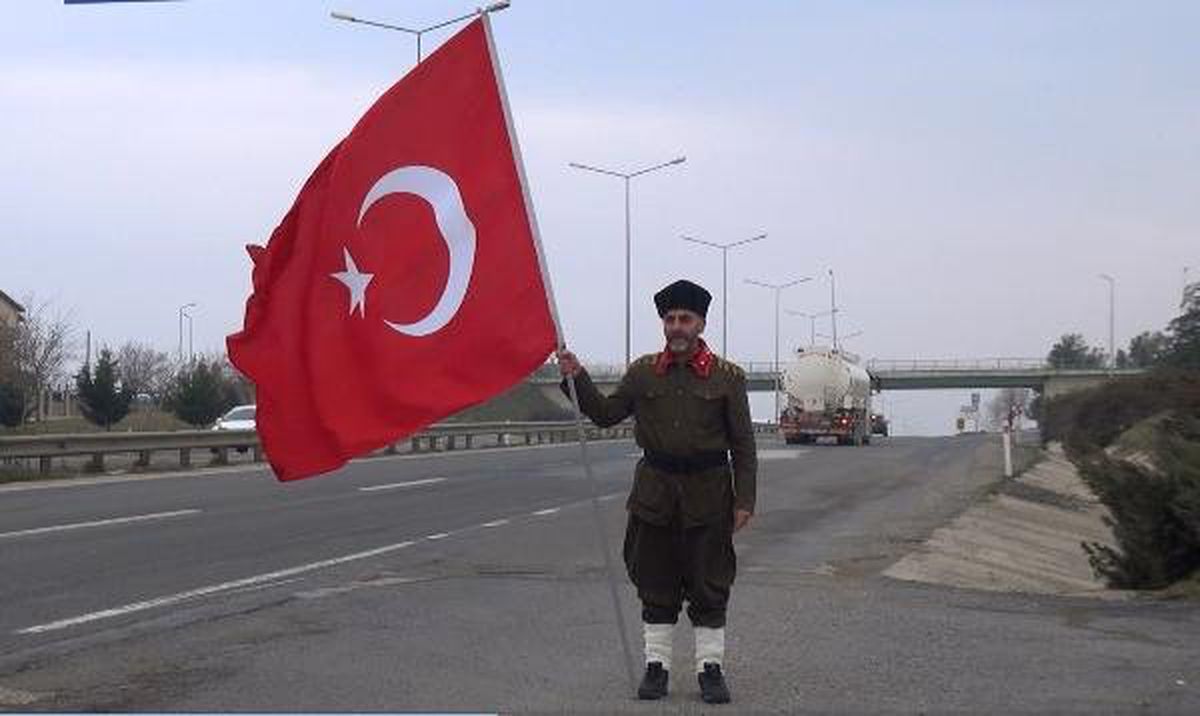 Tek Başına Çanakkale\'ye Yürüyor