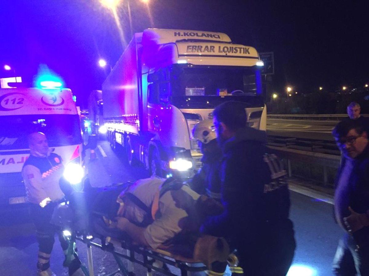 Tem\'de Tankere Çarpan Kamyonda Sıkışan Sürücüyü İtfaiye Ekipleri Kurtardı