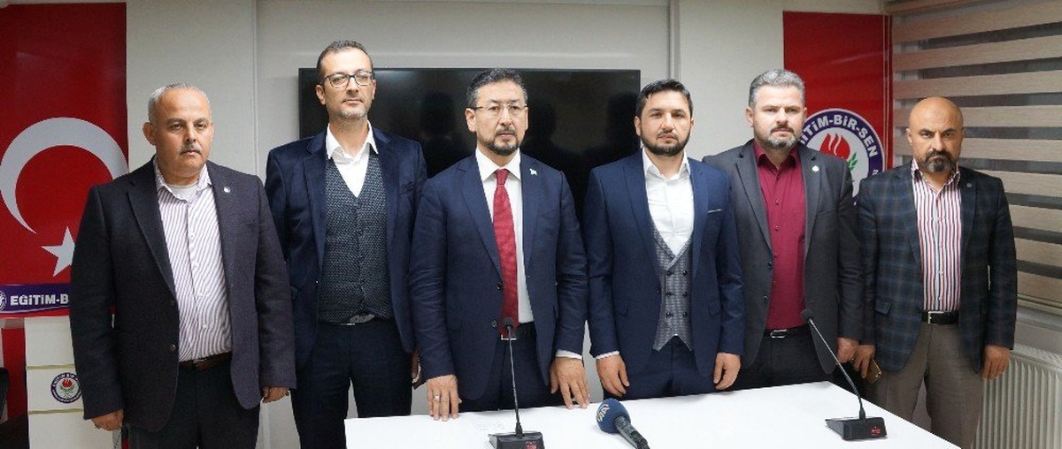 Tümtürk: "Türkiye\'nin Doğu Türkistan Konusundaki Tavrını Minnetle Karşılıyorum"