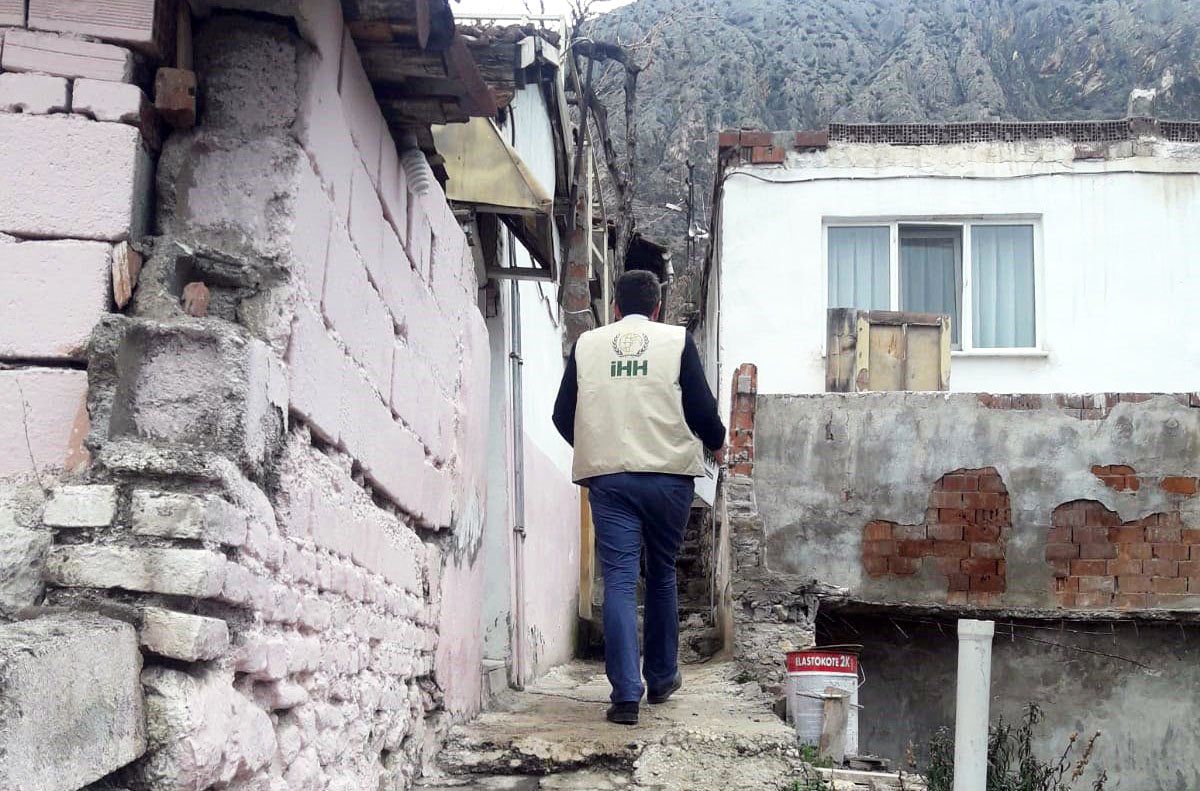 Türkiye\'de 11 Bin 100 Kişiye Kış Yardımı