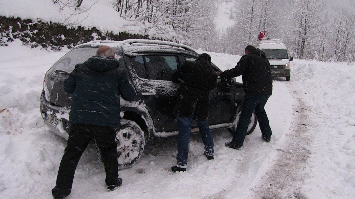 Türkiye\'nin Gürcistan Sınırındaki Artvin\'in Macahel Bölgesinde Kar Yağışı Hayatı Olumsuz Etkiliyor