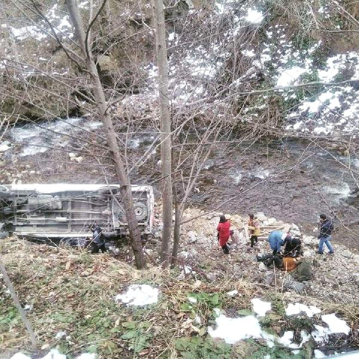 Üniversitelileri Taşıyan Minibüs Uçuruma Yuvarlandı: 12 Yaralı