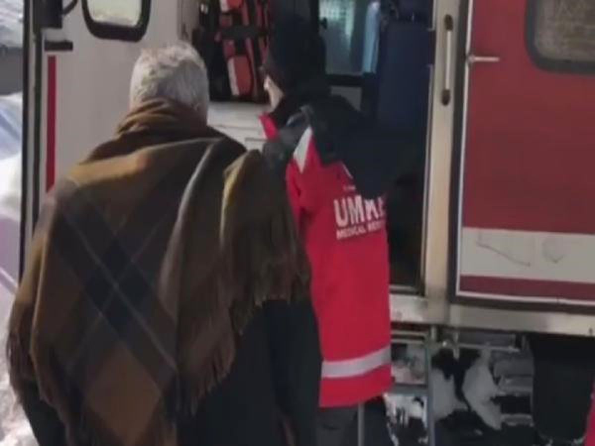 Yolu Kardan Kapalı Köydeki Hasta Paletli Ambulansla Alındı