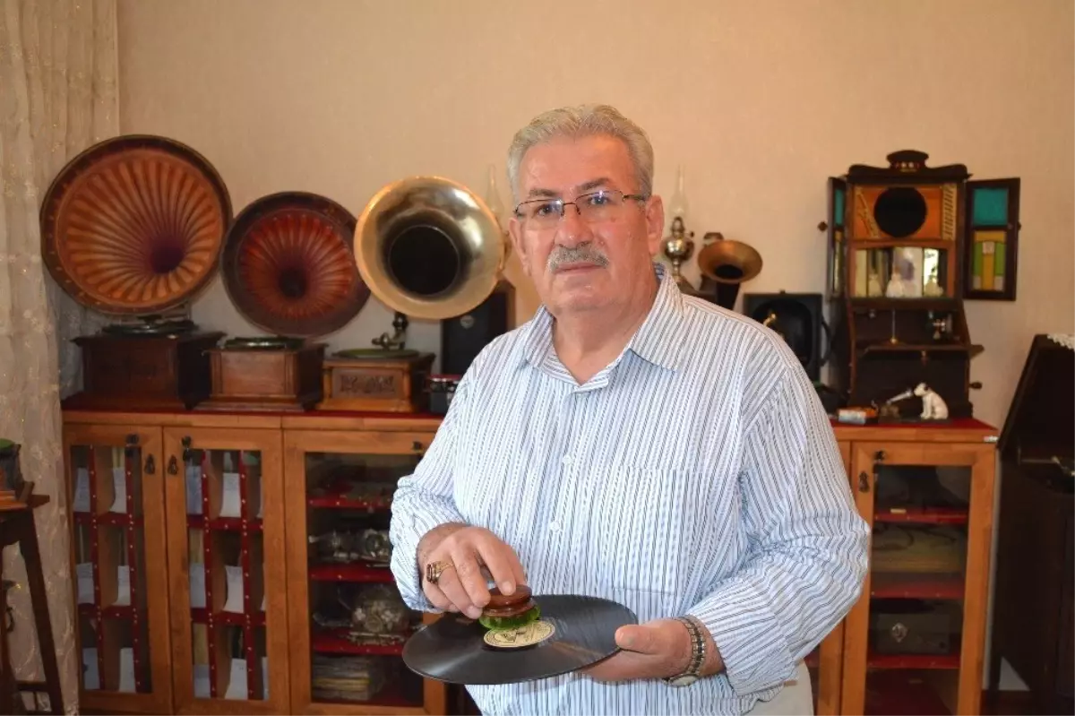 Zeki Müren\'le Başladı Yaklaşık 2 Bin Taş Plak Biriktirdi