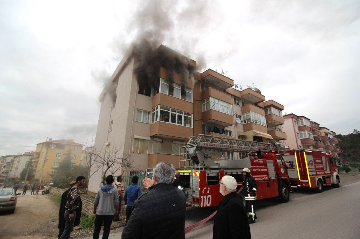 5 Katlı Binada Çıkan Yangın Daireyi Kullanılamaz Hale Getirdi