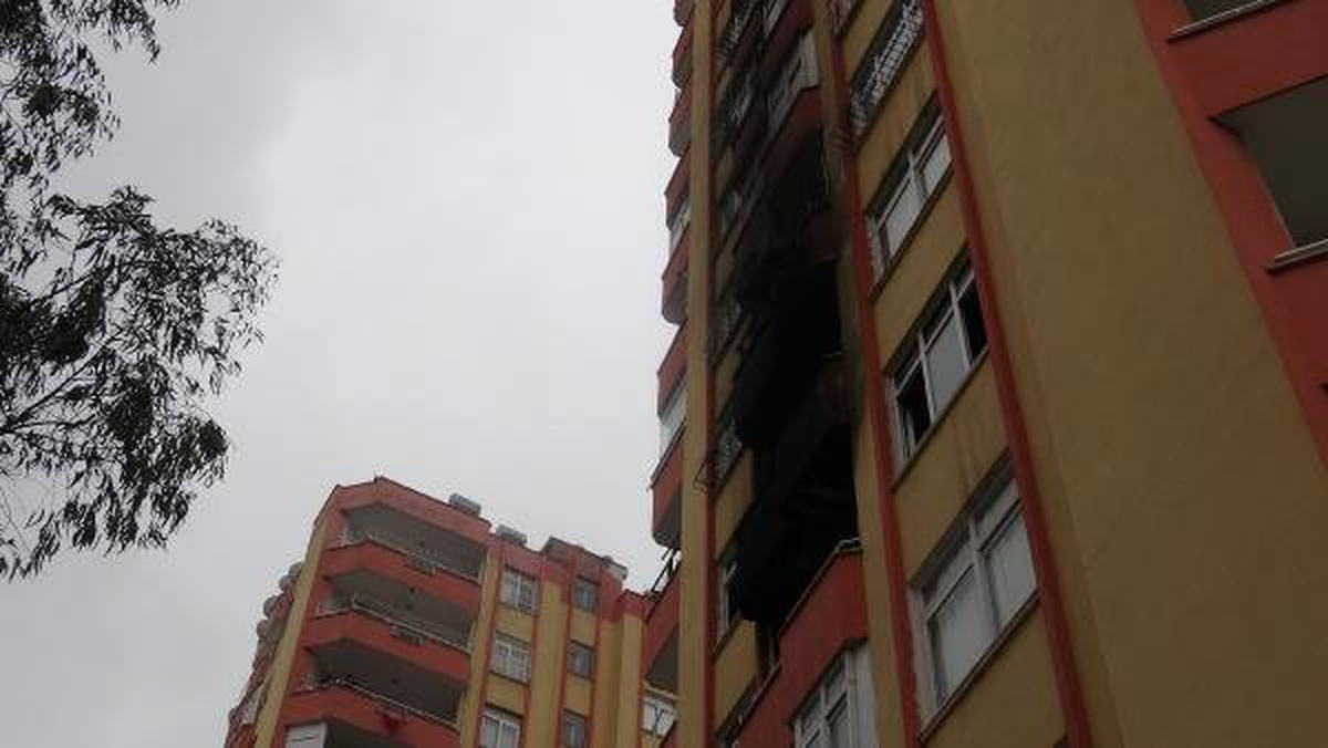 Adana\'da Apartmanda Çıkan Yangında 4\'ü Çocuk 6 Kişi Dumandan Etkilendi