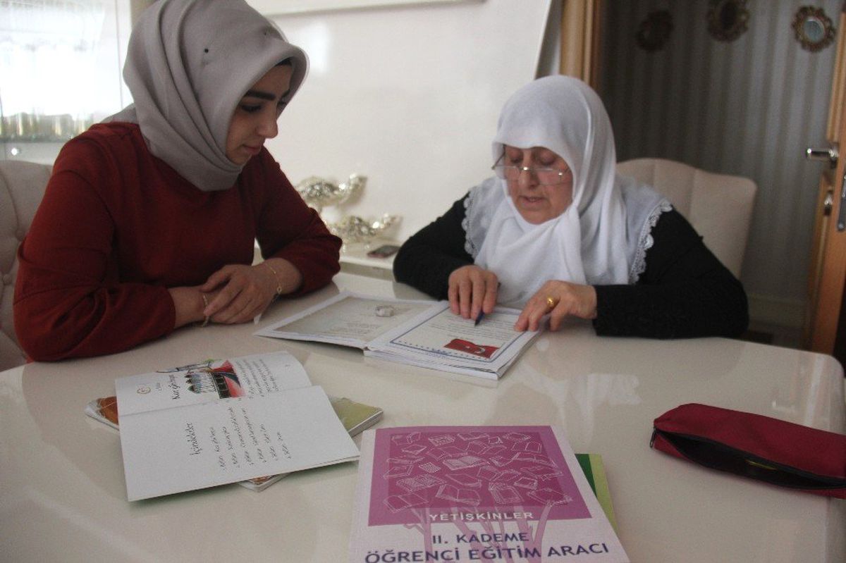 Almanya\'dan 40 Yıl Sonra Dönen 65 Yaşındaki Kadın Okuma Yazma Öğrendi