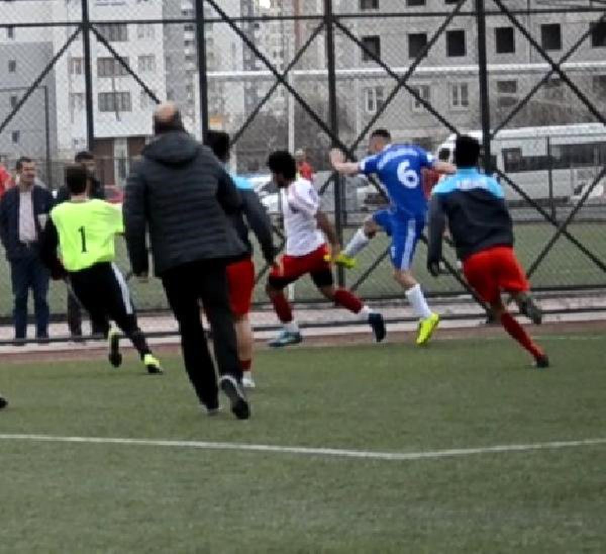 Amatör Maçta Tekmeler Havada Uçuştu