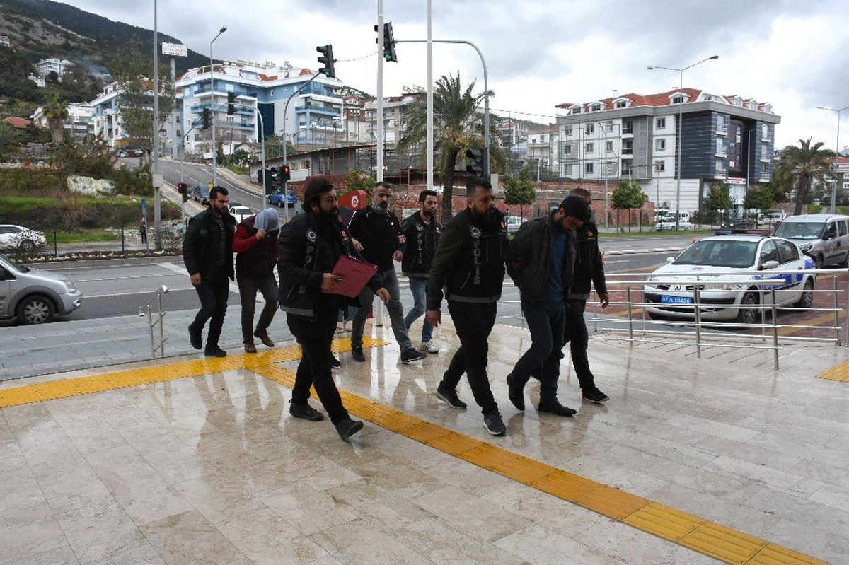 Antalya\'da 82 Kilogram Esrar Ele Geçirildi: 5 Gözaltı