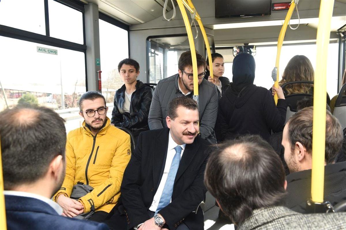 Balıkesir Büyükşehir Belediye Başkan Adayı Yılmaz Öğrencilerle Otobüse Bindi
