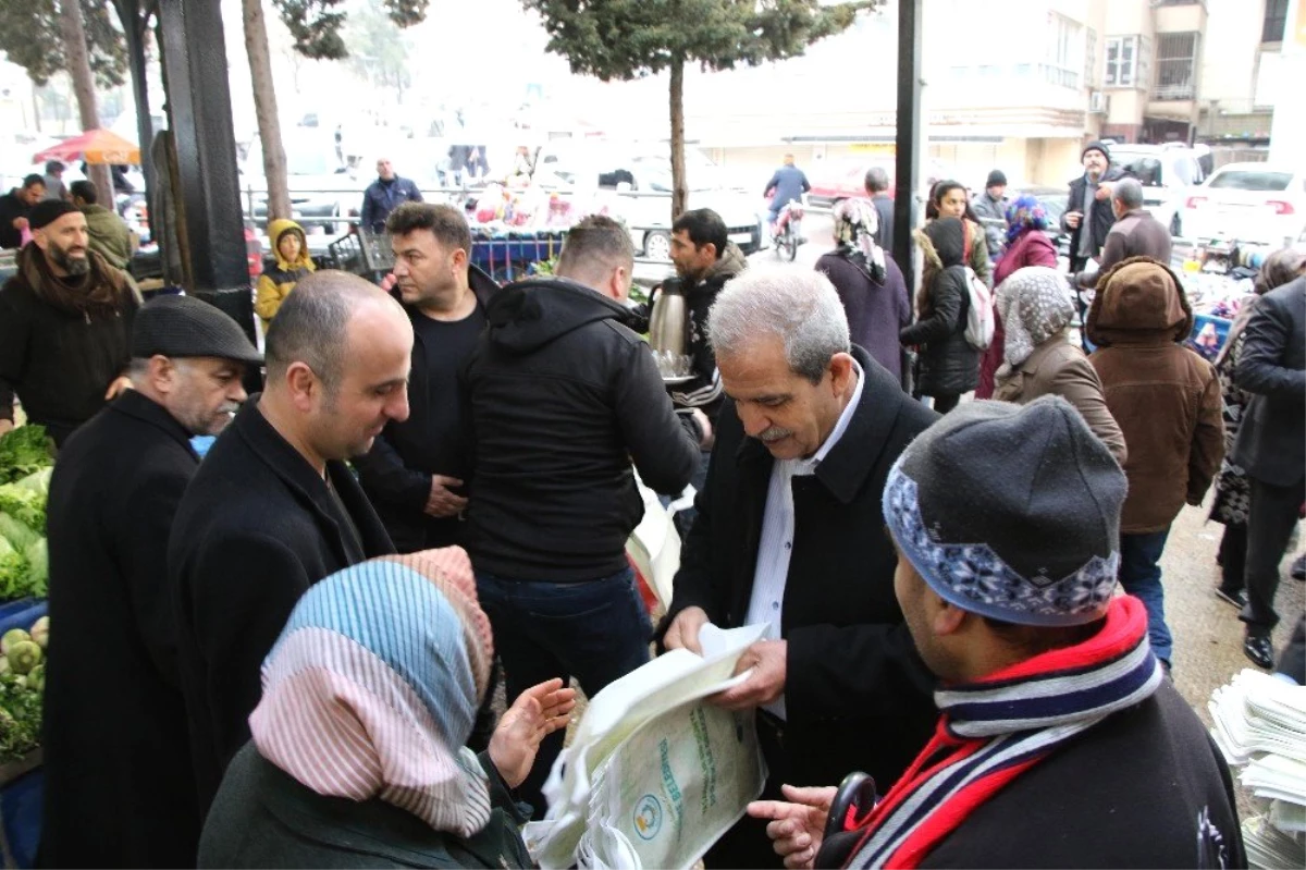 Belediye Başkanı Vatandaşlara Bez Çanta Dağıttı