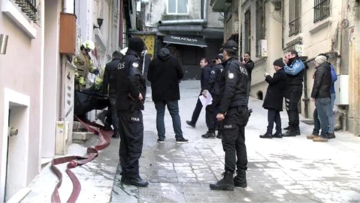 Beyoğlu\'nda Yangın Faciası: 2 Kişinin Cenazesi Evden Çıkarıldı