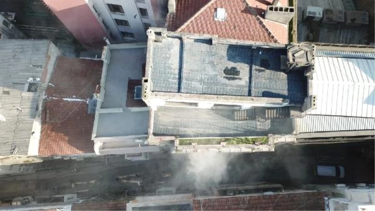 Beyoğlu\'ndaki Yangında 2 Kişi İtfaiye Tarafından Kurtarıldı (2)