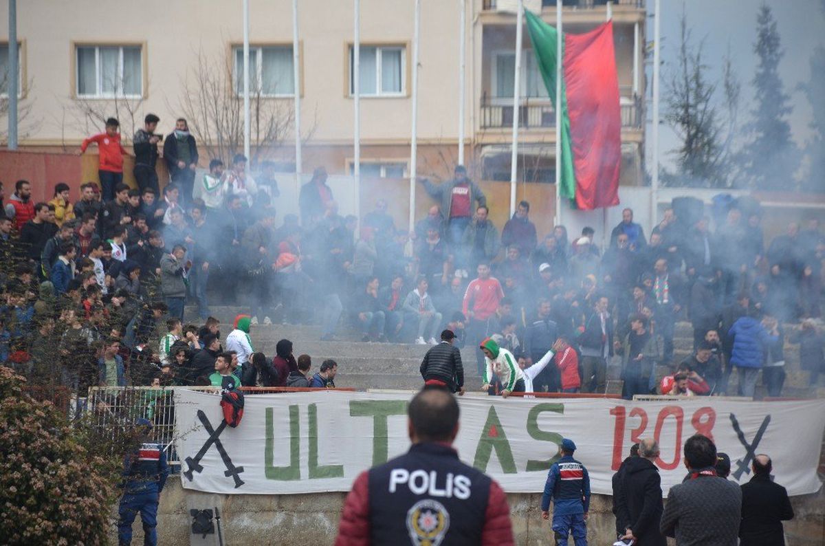 Bilecik- Osmaneli Maçında Ses Bombası Patladı : 1 Yaralı
