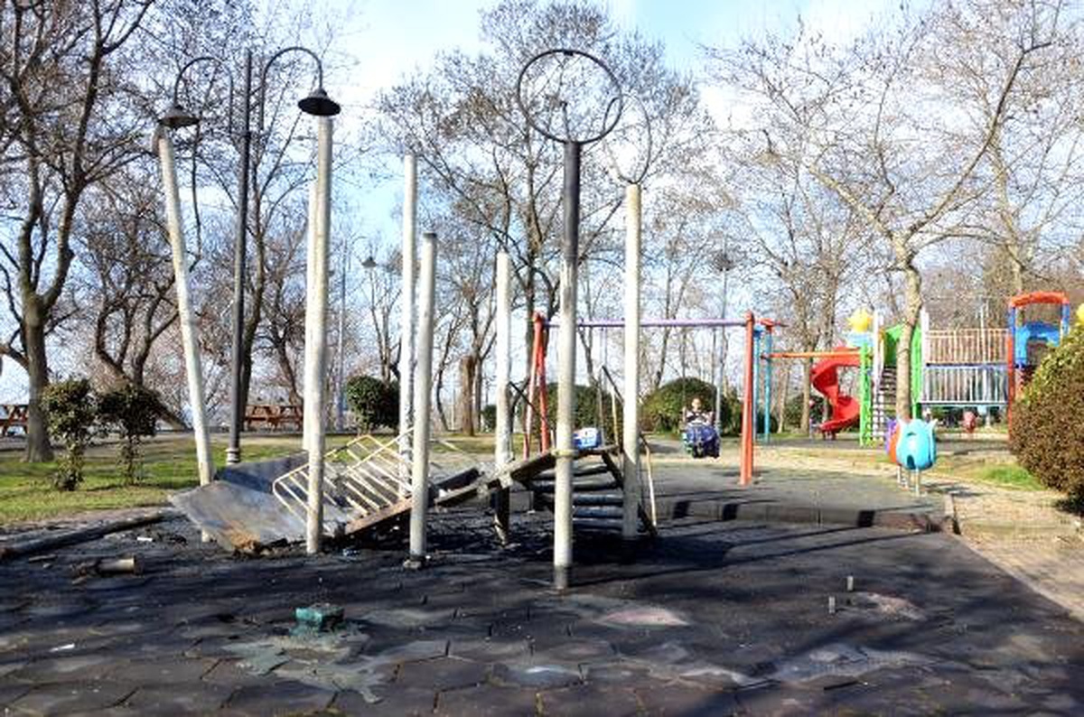 Çocuk Parkındaki Plastik Oyun Grubunu Yaktılar