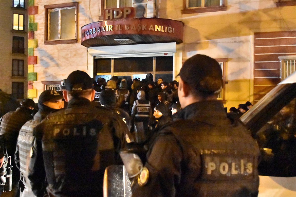 Diyarbakır\'da Hdp Binasında Terör Operasyonu