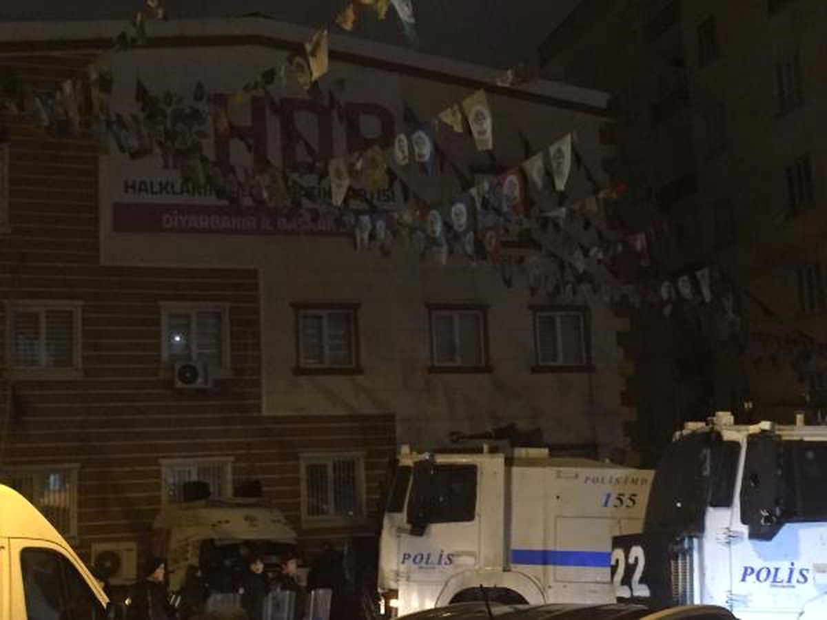Diyarbakır Hdp\'de Açlık Grevindekilere Operasyon: 5 Gözaltı
