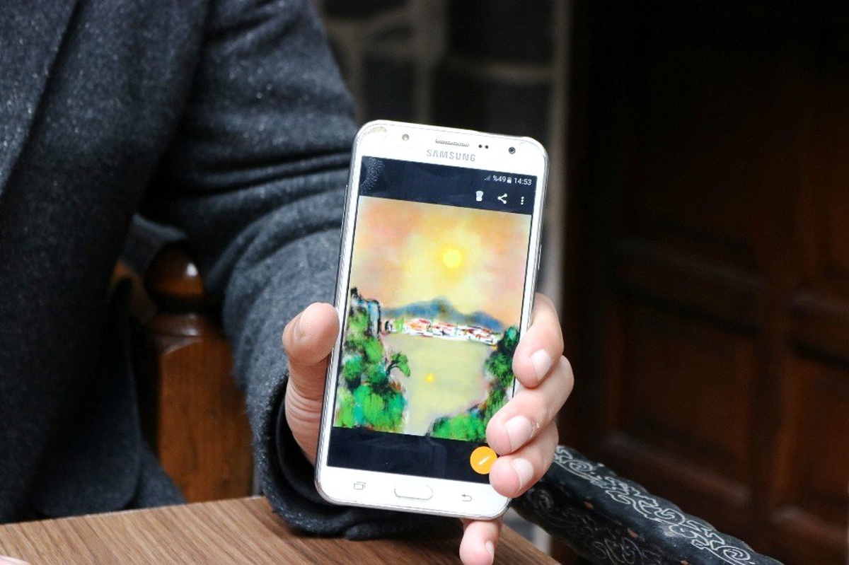 Diyarbakır\'ın Van Gogh\'u Resimlerini Telefonuna Çiziyor