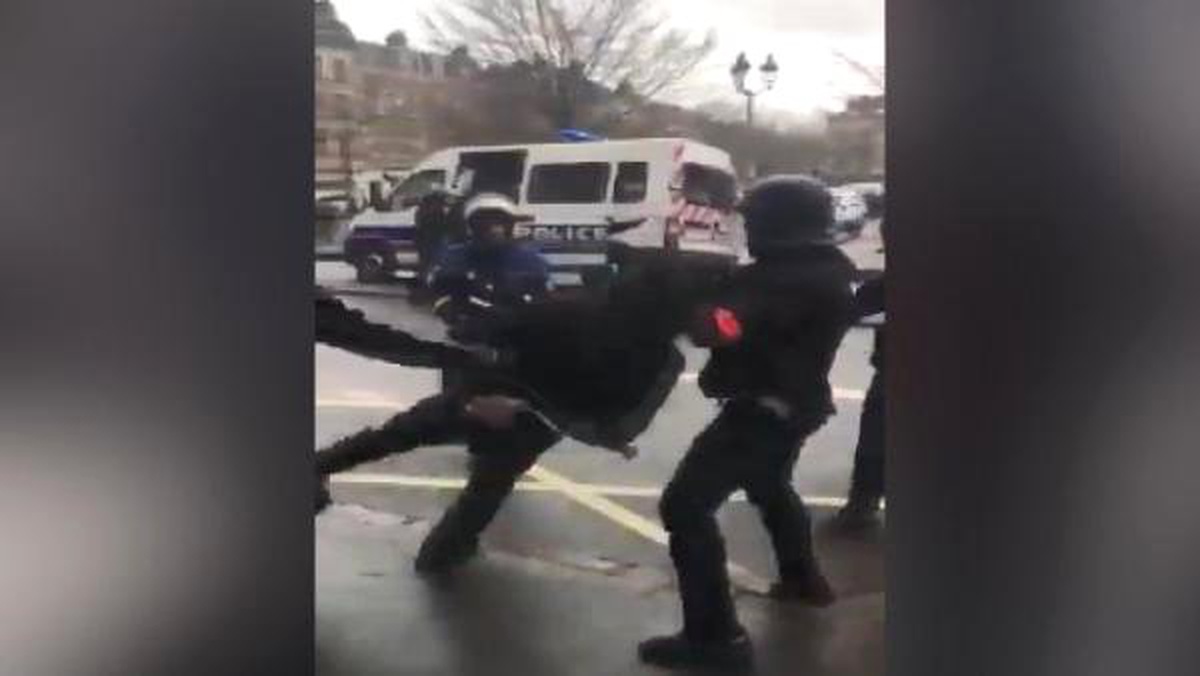 Elleri Kelepçeli Sarı Yelekliye \'Polis Çelmesi\' Tepki Çeki