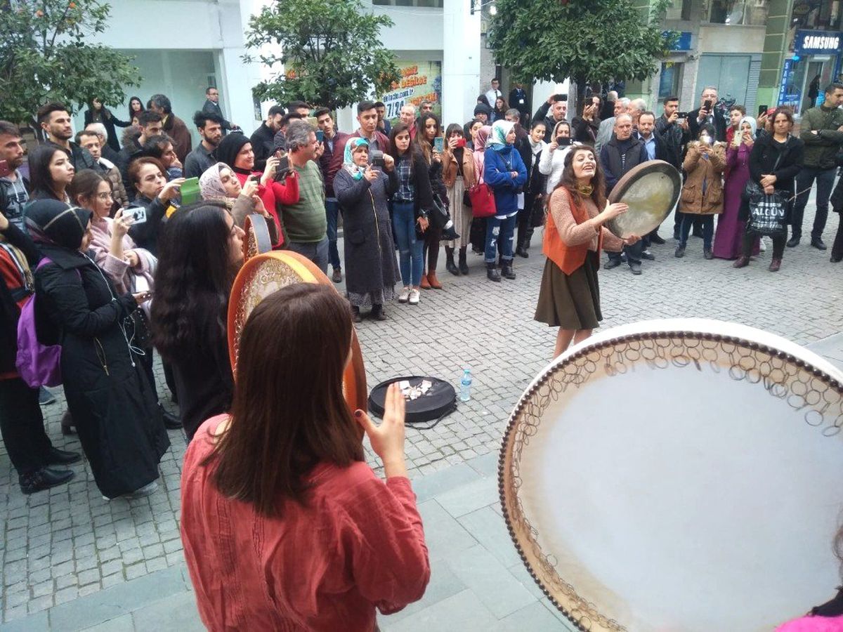 Erbane" Dinletisini Gören Telefona Sarıldı