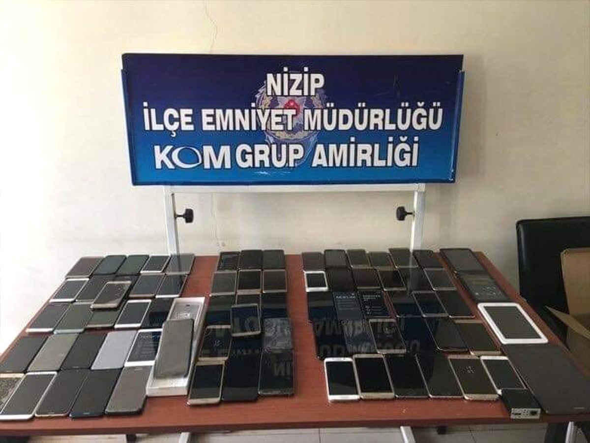 Gaziantep\'te Uyuşturucu ve Kaçak Cep Telefonundan 4 Gözaltı
