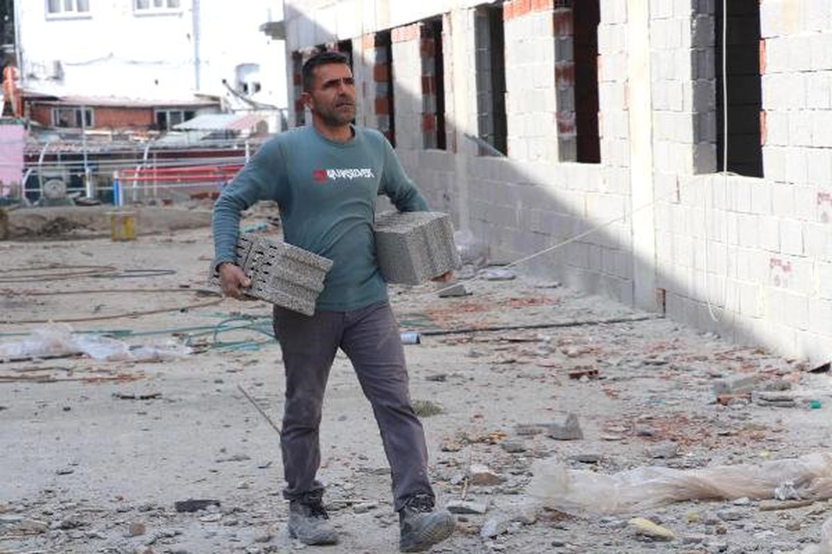 Gündüz İnşaatlarda Çalışıyor, Akşam Seçim Çalışması Yapıyor