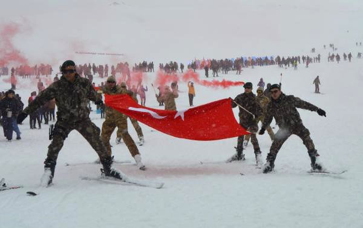 Hakkari\'deki Kar Festivaline 3 Bin Kişi Katıldı