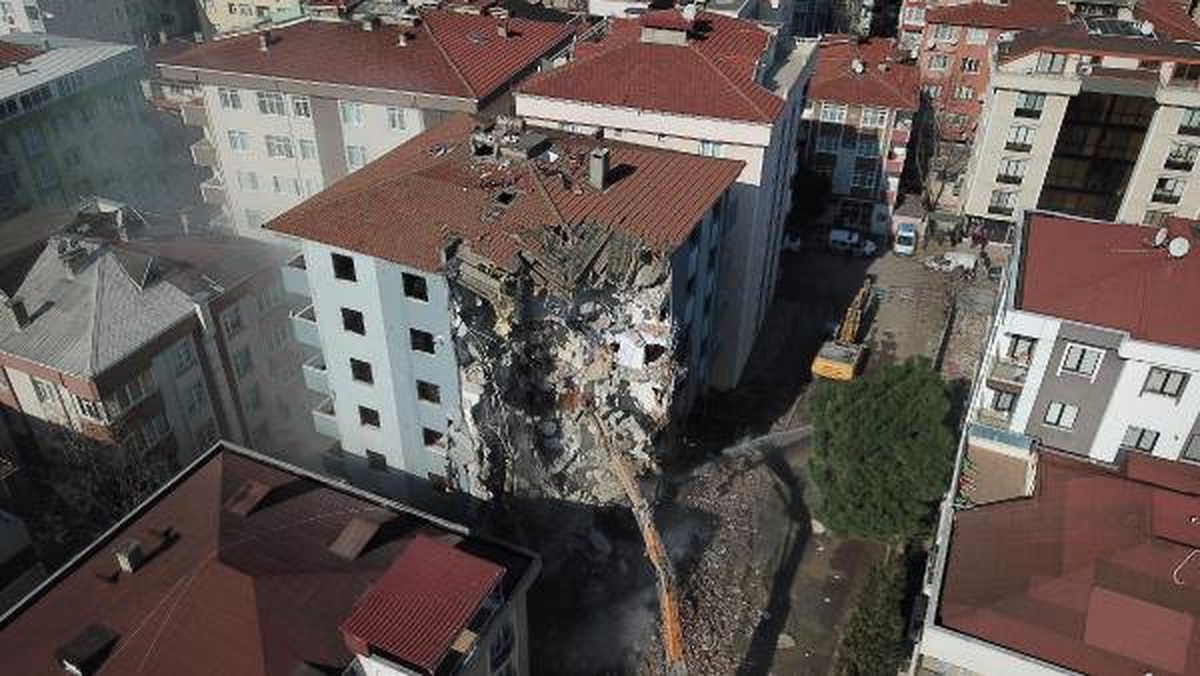 Havadan Fotoğraflarla) Kartal\'da Risk Taşıyan Son Binanın Yıkımına Başlandı