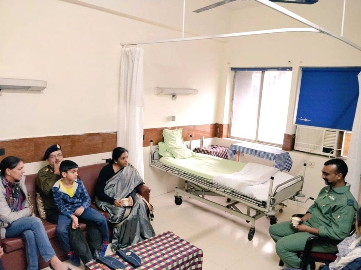 Hintli Pilot, Savunma Bakanıyla Bir Araya Geldi