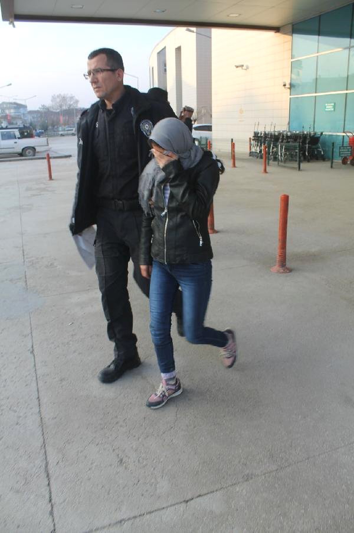 Hırsızlık Şüphelisi 2 Kadını Mahalleli Yakalayıp, Polise Teslim Etti