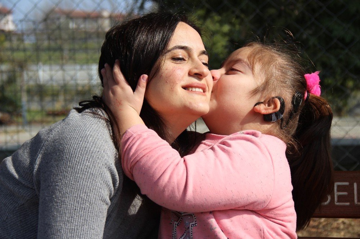 İki Buçuk Yıllık Eğitimle 7 Yaşında Konuşmaya Başladı, Ailesini Sevince Boğdu