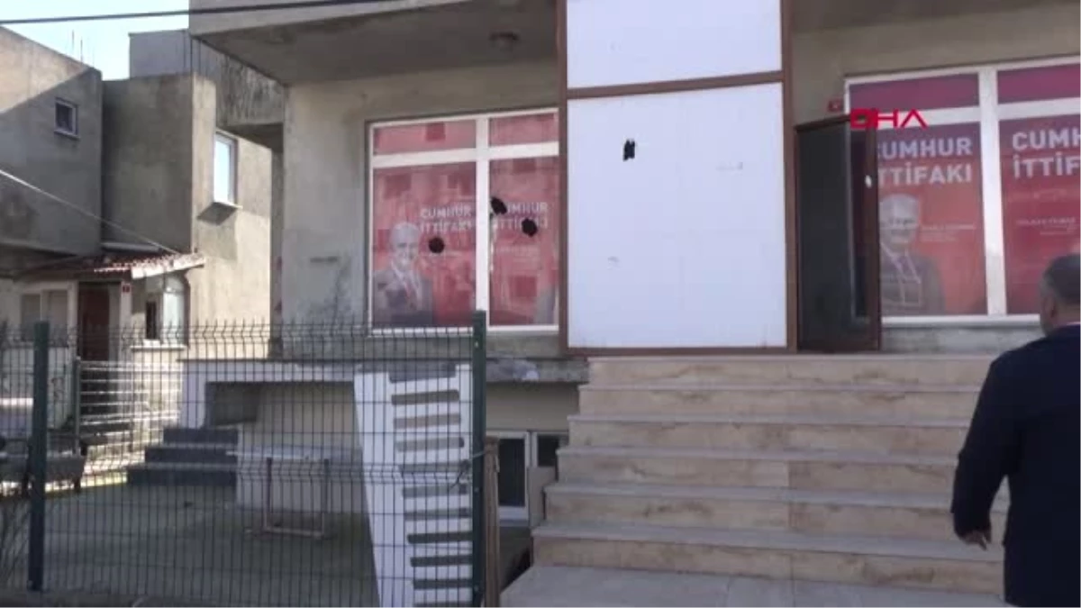 İstanbul- Silivri\'de Cumhur İttifakı Seçim Bürosunun Atılan Taşlarla Camları Kırıldı