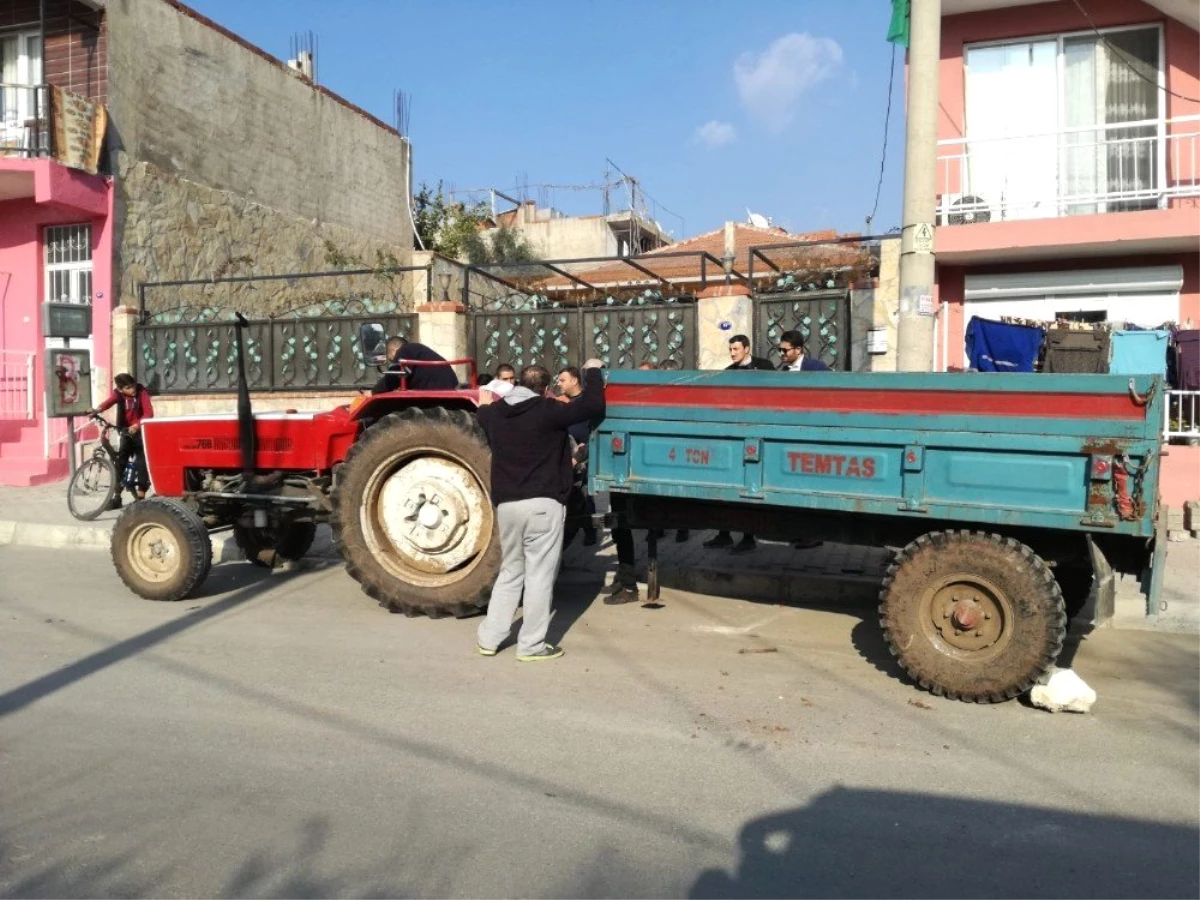 İzmir\'de Traktör Römorku Devrildi: 9 Yaralı