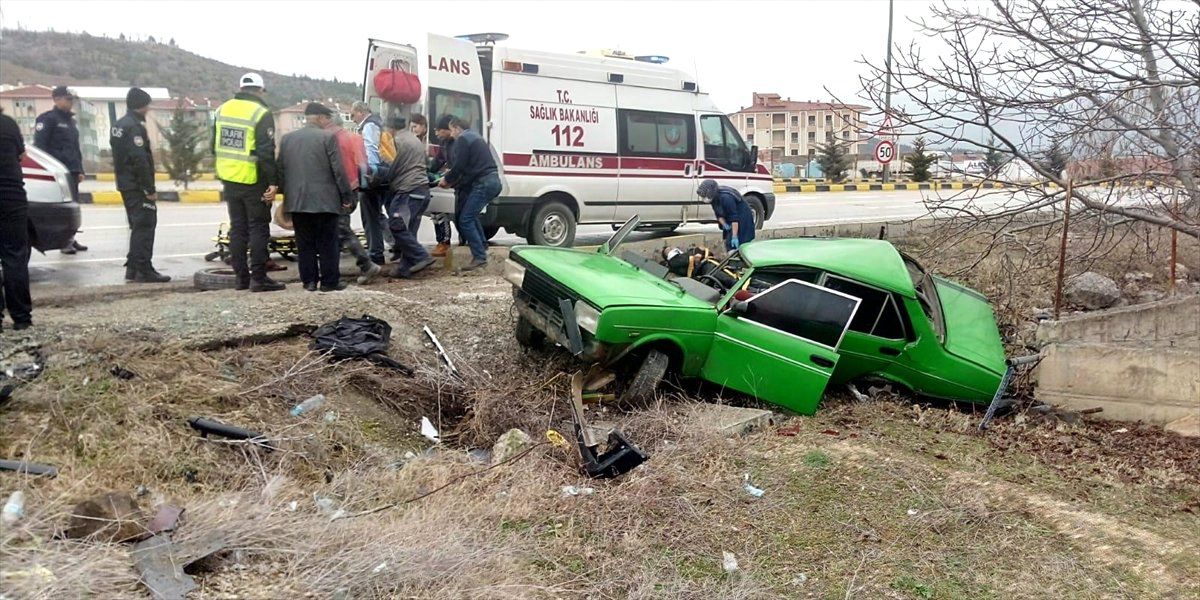 Karabük\'te Otomobil Devrildi: 2 Yaralı