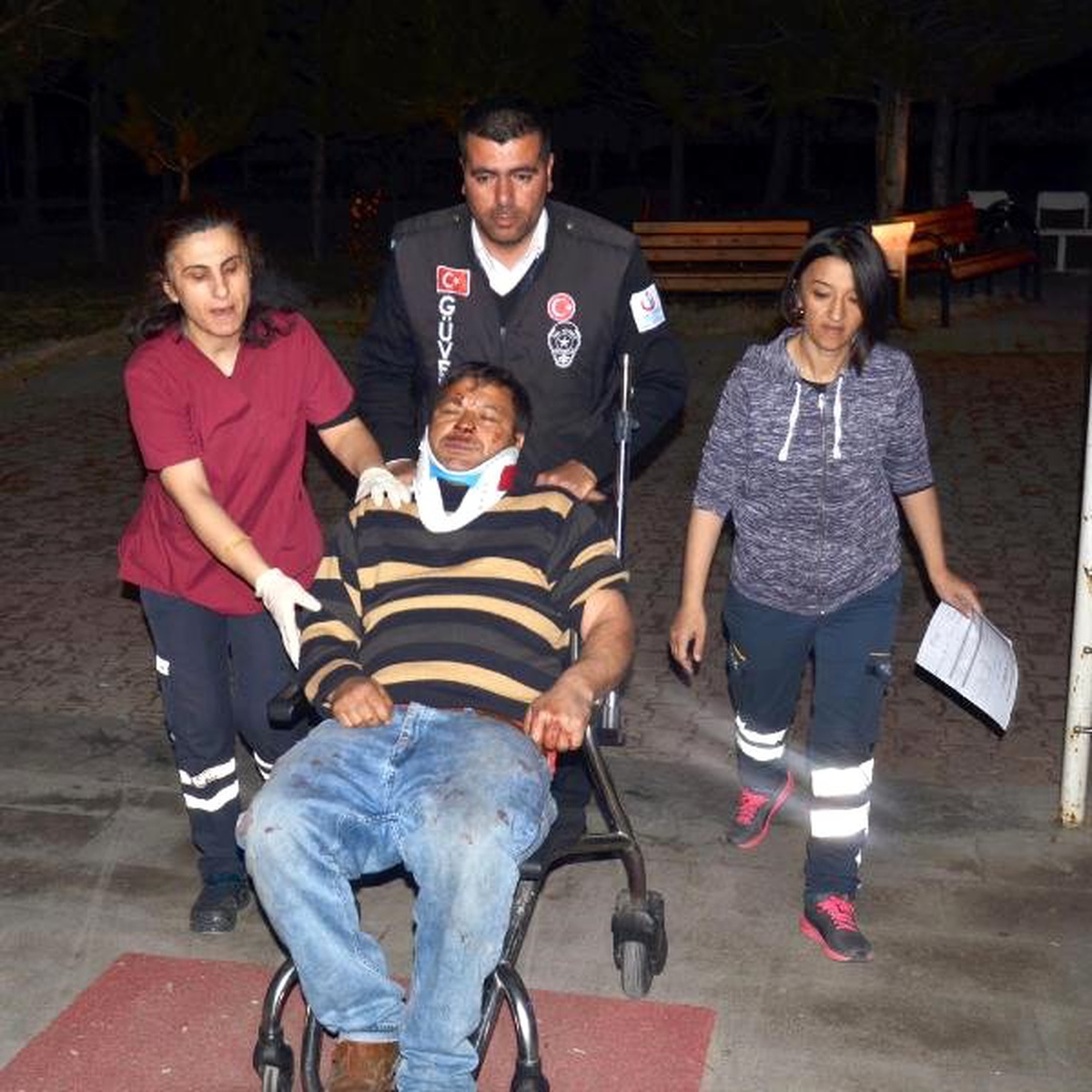 Kayseri\'de Otomobil Bahçe Duvarına Çarptı: 4 Yaralı