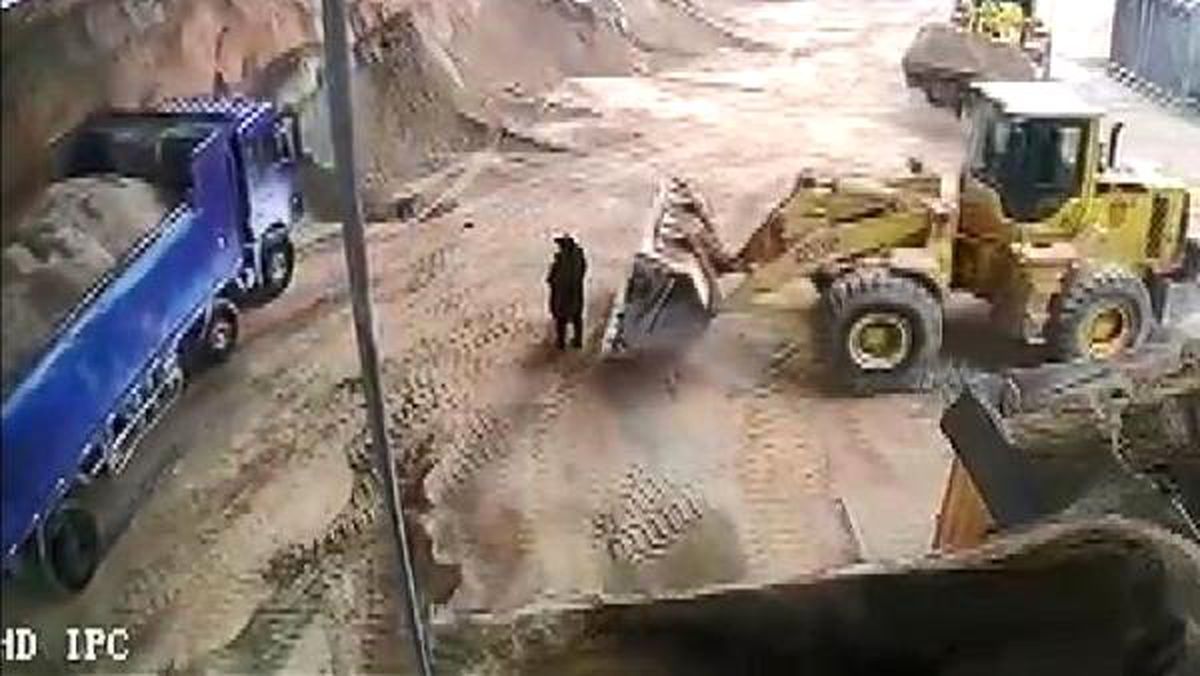 Kepçe Operatörü, Fark Etmedi Kadını Kepçe İçine Alarak Kum Yükledi