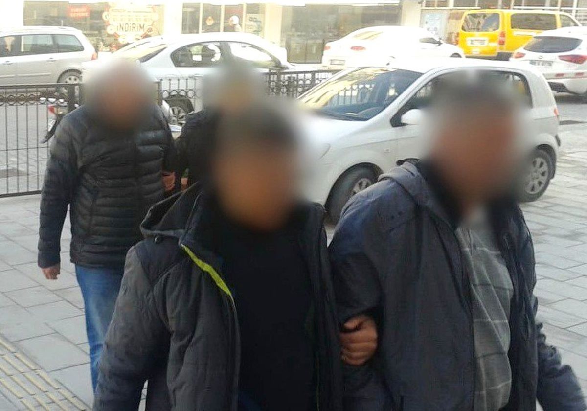 Kuşadası\'nda Aranan 2 Zanlı Polis Tarafından Yakalandı