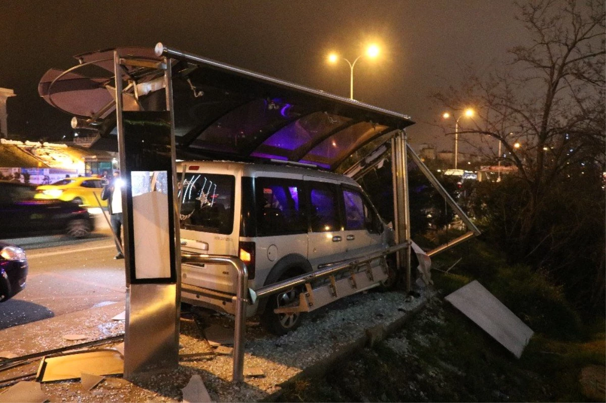 Maltepe\'de Hafif Ticari Araç Otobüs Durağına Girdi: 1 Ölü