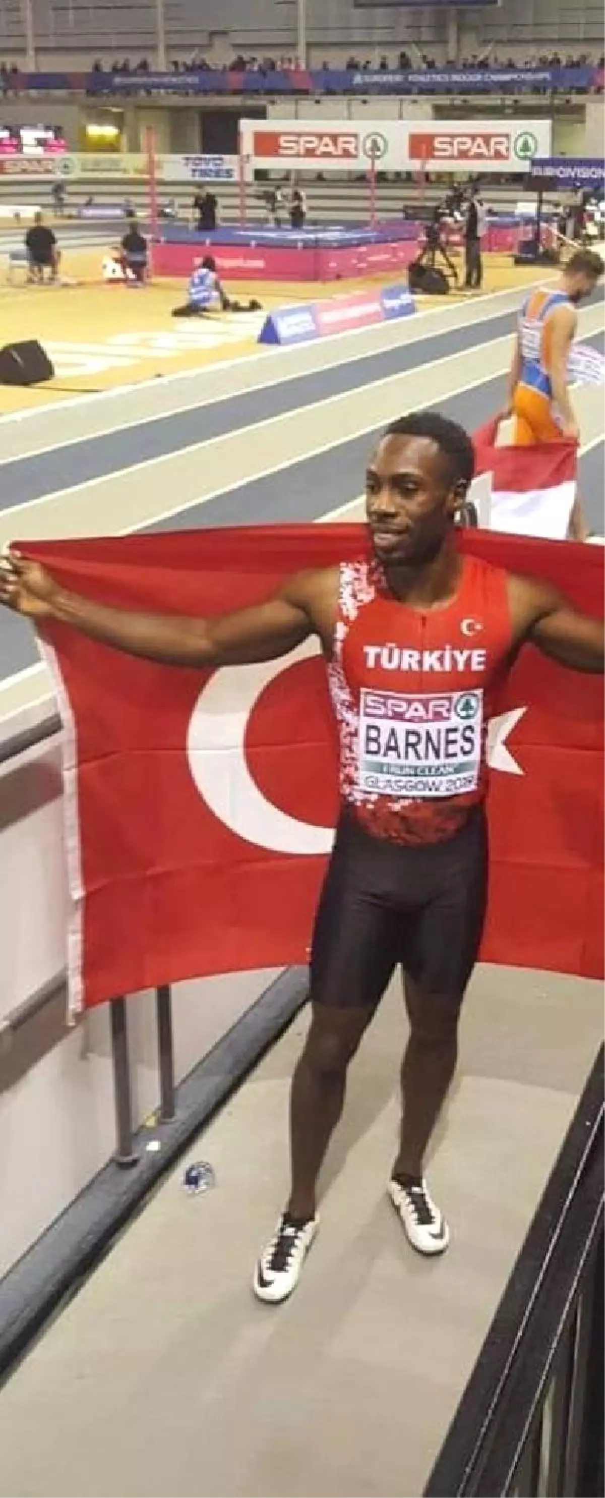 Milli Atlet Emre Barnes 60 Metrede Gümüş Madalya Kazandı