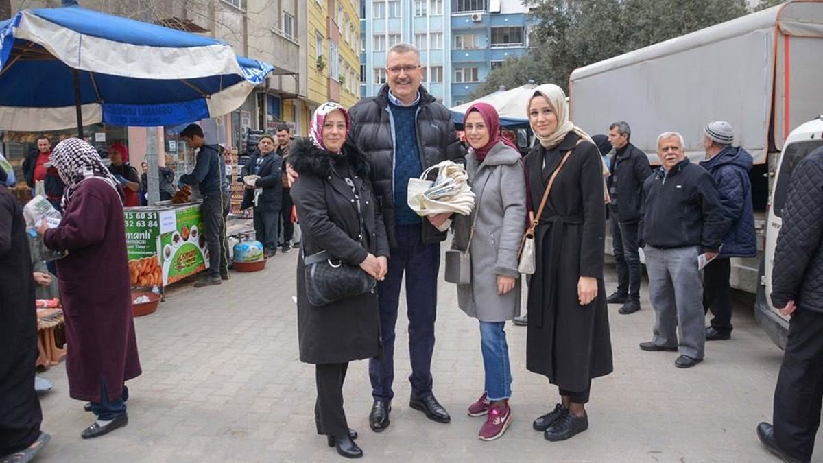 Mobil Başkan Pazaryerinde Bez Torba Dağıttı