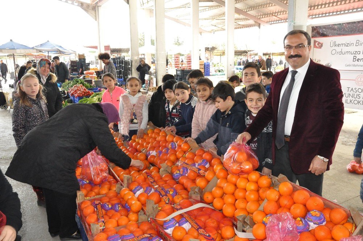 Öğrenciler Mehmetçikler İçin 1 Ton Portakal Sattı