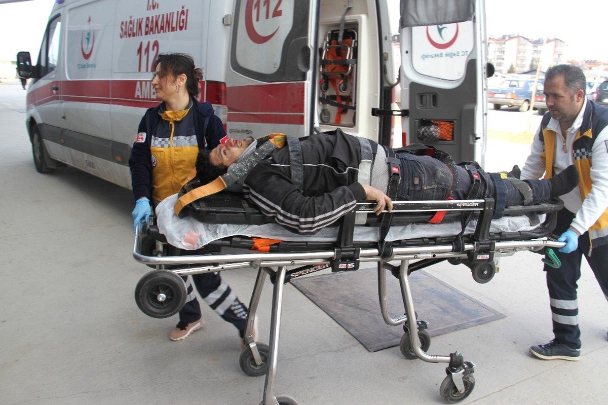 Pencere Takılırken İnşaattan Düşüp Yaralandı