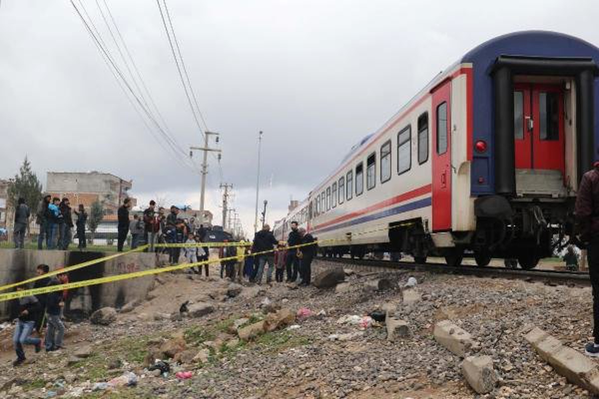Raylarda Kulaklıkla Müzik Dinlerken, Tren Çarptı