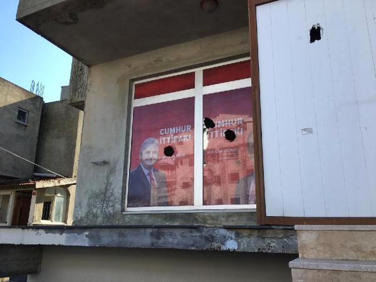 Silivri\'de Cumhur İttifakı Seçim Bürosunun Camları Kırıldı