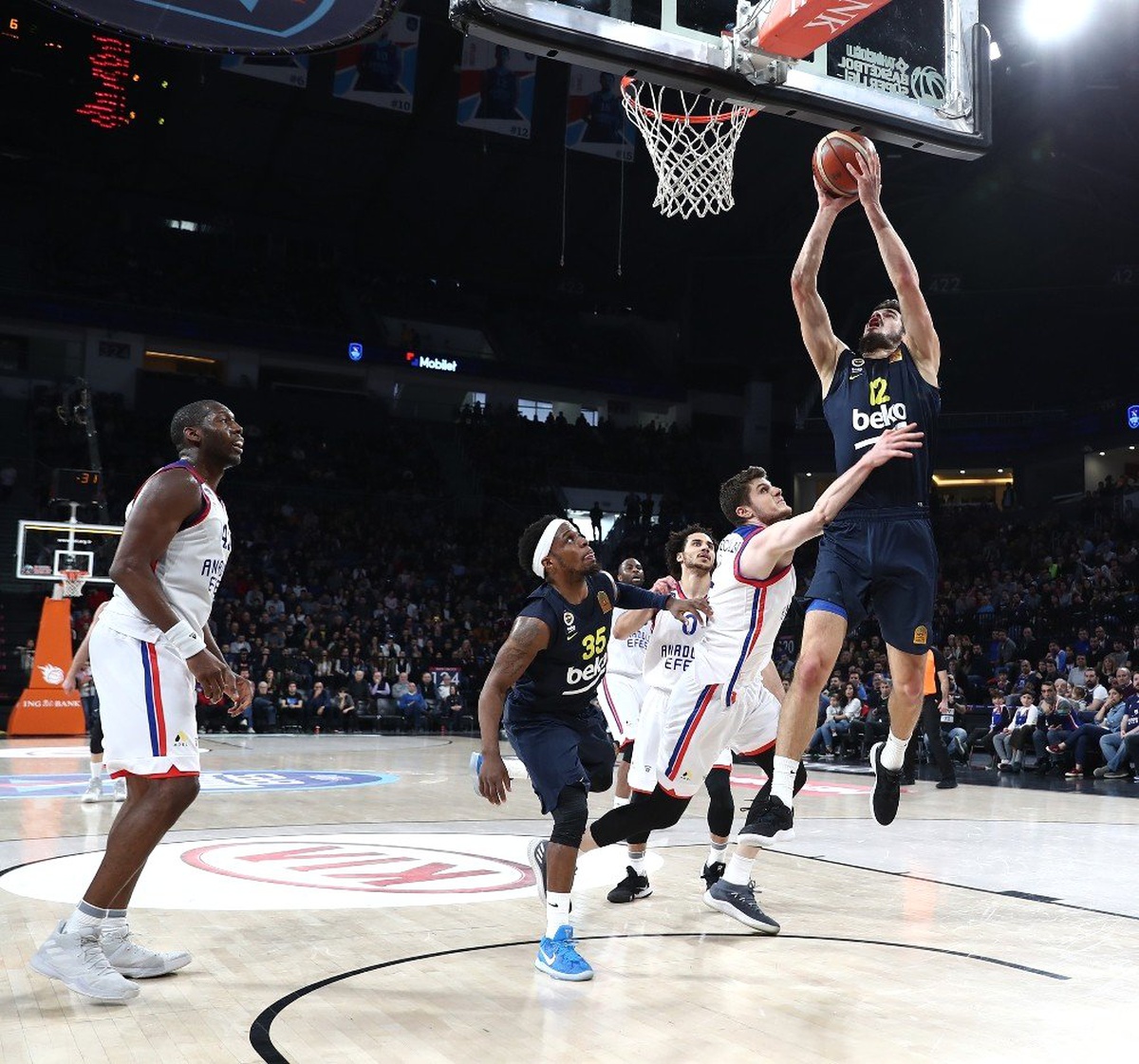 Tahincioğlu Basketbol Süper Ligi: Anadolu Efes: 67 - Fenerbahçe Beko: 65