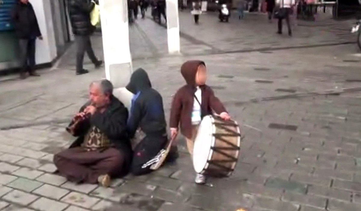 Taksim\'de Çocuklarıyla Zurna Çalan Adamdan İlginç Savunma