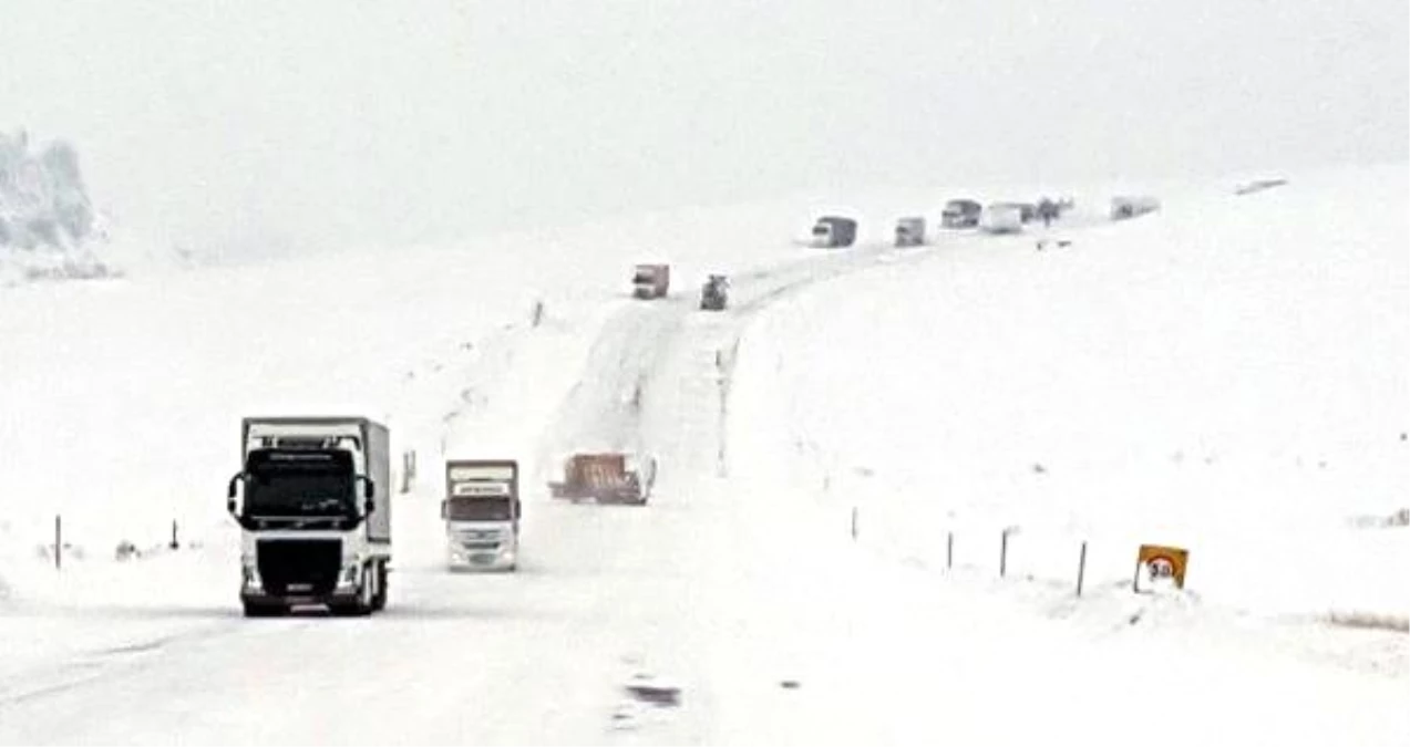 Tendürek Dağı Geçidi Kardan Ulaşıma Kapandı, Araçlar Yolda Kaldı